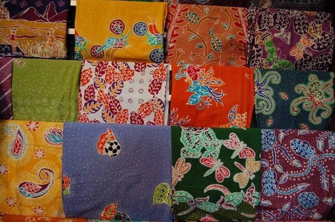 Batik Jember, 1. Pia Tape, 2. Permen Suwar Suwir, 3. Edamame, 4. Prol Tape, 5. Jenang Waluh, 6. Tape Manis Sekar Madu, 7. Brownies Tape, 8. Kopi Rengganis Jember, 9. Cerutu Jember, 10. Batik Jember