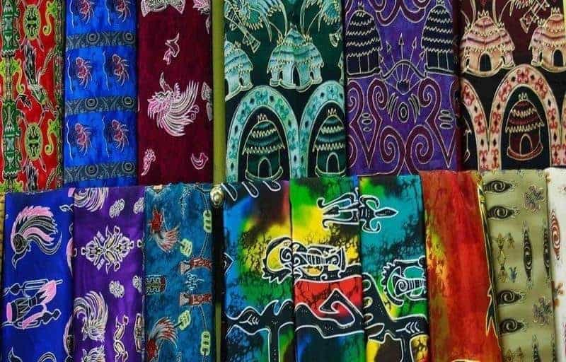 Batik Papua, 1. Kue Lontar, 2. Kopi Senang, 3. Buah Merah, 4. Keripik Keladi, 5. Abon Gulung, 6. Sarang Semut, 7. Martabak Sagu, 8. Sagu Lempeng, 9. Kerajinan Khas Papua, 10. Batik Papua