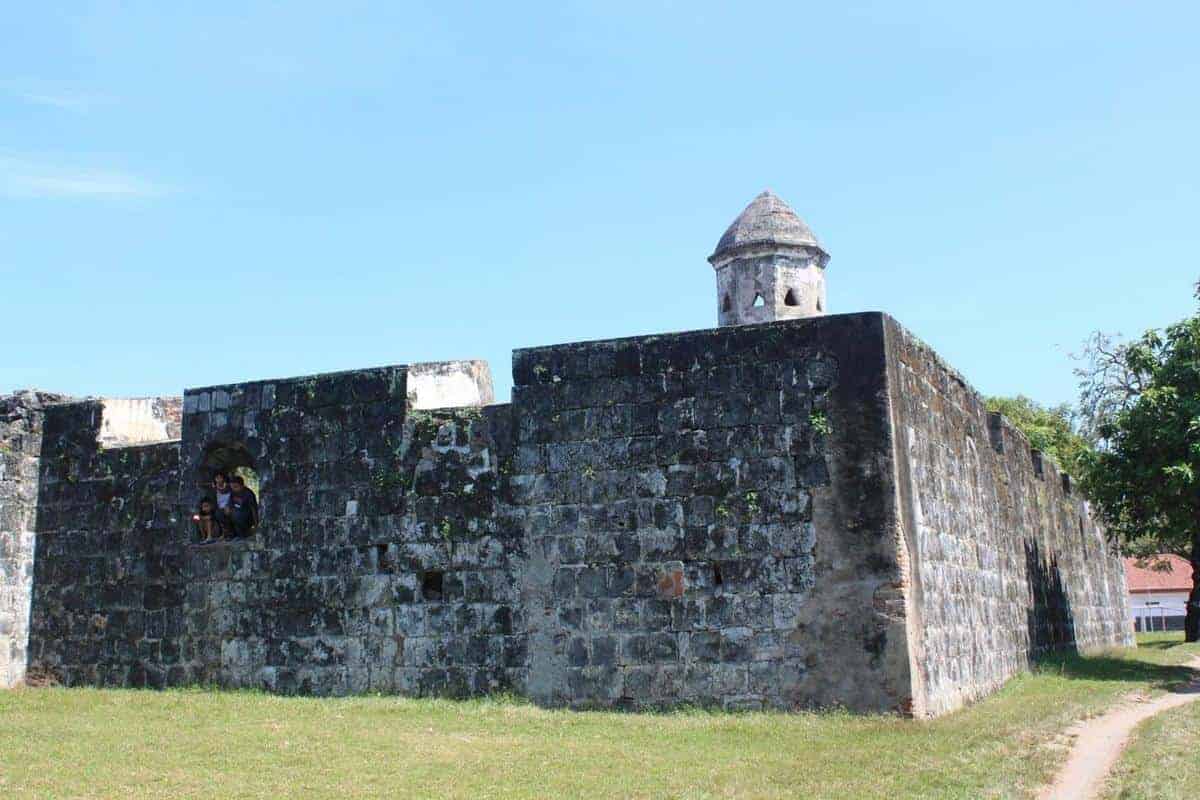 Benteng Speelwijk, 1. Masjid Agung Banten, 2. Benteng Speelwijk, 3. Istana Keraton Surosowan, 4. Istana Keraton Kaibon, 5. Danau Tasikardi, 6. Vihara Avalokitesvara, 7. Meriam Ki Amuk, 8. Kherkoff, 9. Masjid Agung Kenari, 10. Makam Pangeran Astapati