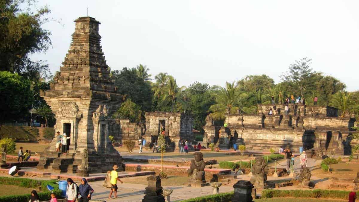 Candi Penataran, 1. Candi Penataran, 2. Candi Tondowongso, 3. Candi Gurah, 4. Candi Mirigambar, 5. Candi Tuban, 6. Kitab Hariwangsa, 7. Prasasti Talan, 8. Prasasti Padelegan, 9. Prasasti Ngantang, 10. Prasasti Galunggung