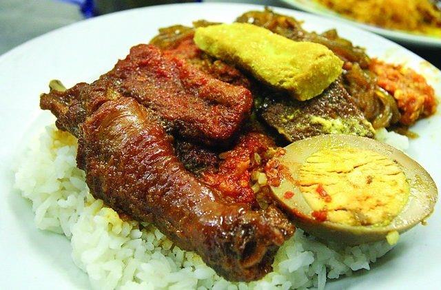 Depot Nasi Campur Pojok Tambak Bayan, 1. Lontong Balap Pak Gendut, 2. Bubur Ayam Spensix, 3. Nasi Kuning Avon, 4. Pecel Bu Kus, 5. Sego Meduro Suramadu Bu Ana, 6. Depot Nasi Campur Pojok Tambak Bayan, 7. Nasi Babat Madura Gosyen, 8. Soto Lamongan Cak Har, 9. Rawon Pak Pangat, 10. Penyetan Bang Ali