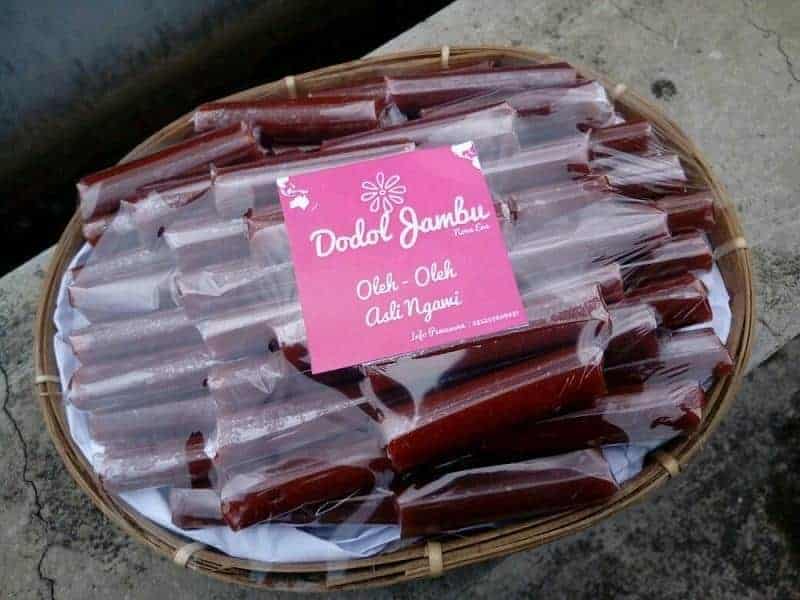 Dodol Jambu, 1. Keripik Tempe, 2. Coklat Tempe, 3. Jenang Ketan, 4. Ratu Menyok, 5. Kue Lapis Lawi, 6. Dodol Jambu, 7. Ledre, 8. Batik Ngawi, 9. Ukiran, 10. Kaos Ngawi