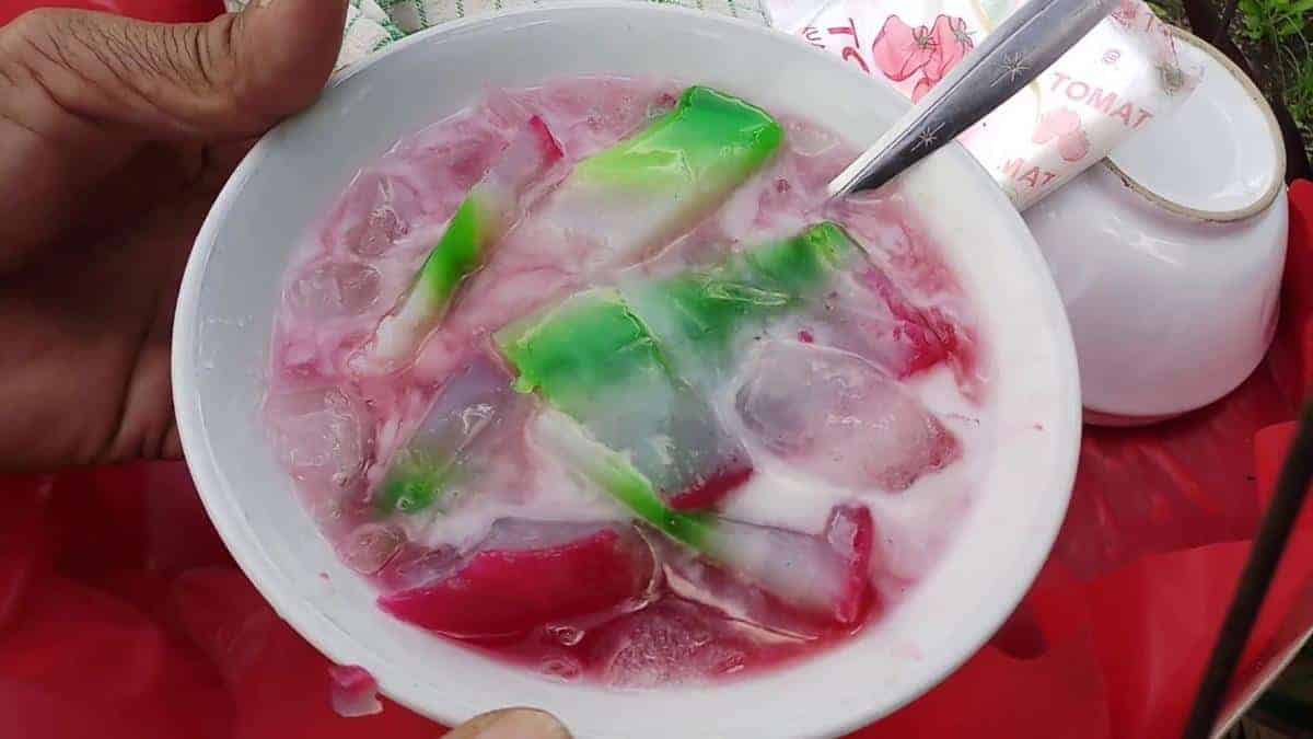 Es Selendang Mayang, 2. Es Cingcau, 3. Es Selendang Mayang, 4. Es Goyang, 5. Es Campur Betawi, 6. Kopi Jahe, 7. Es Doger, 8. Bir Pletok, 10. Es Cendol Betawi