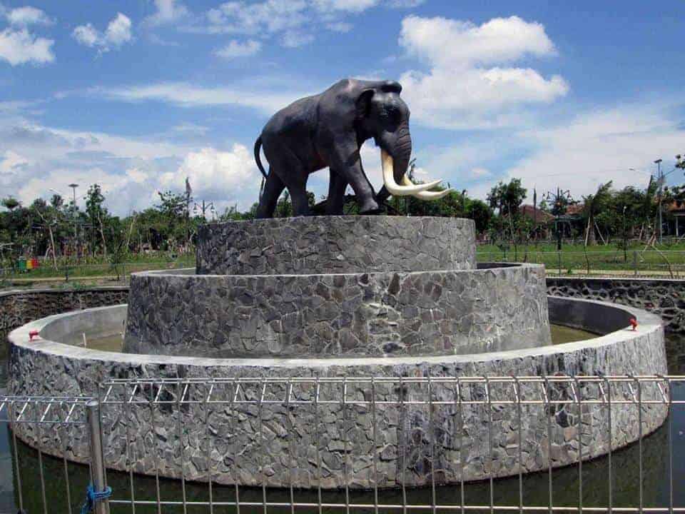 Gemolong Edupark, 1. Kedung Grujug, 2. Pemandian Air panas Bayanan, 3. Desa Wisata Batik Kliwonan, 4. Ndayu Park, 5. Gemolong Edupark, 6. Elok Waterpark, 7. Air Terjun Jengglong, 8. Omah Londo Gondang, 9. Taman Bunga Ganesha Sukowati, 10. Sragen Central Park