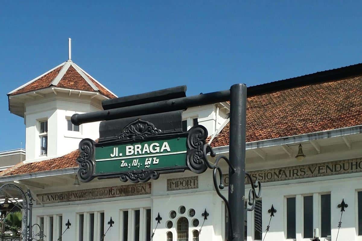 Jalan Braga, 1. Gedung Indonesia Menggugat, 2. Taman Balai Kota, 3. Taman Vanda, 4. Taman Sejarah Bandung, 5. Bandung Indah Plaza (BIP), 6. Taman Lalu Lintas Ade Irma Suryani Nasution, 7. Jalan Braga, 8. Museum Konferensi Asia Afrika, 9. Plaza Cikapundung River Spot, 10. Alun-Alun Bandung