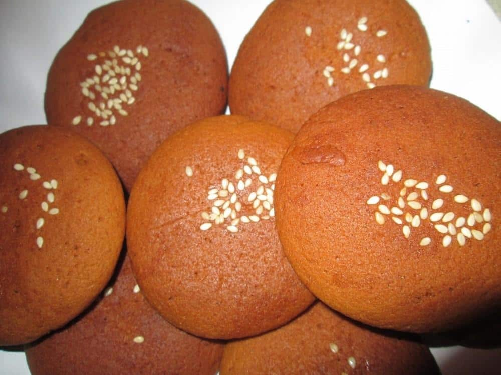Kue Ilat Sapi, 1. Amparan Tatak, 2. Bingka Kentang, 3. Sari Pengantin, 4. Roti Pisang, 5. Gegicak, 6. Jendral Mabok, 7. Bobongko, 8. Kue Ilat Sapi, 9. Kue Keminting, 10. Kue Akar Sampai