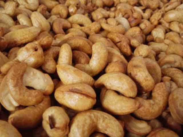 Kacang Mede, 1. Nasi Tiwul, 2. Geti Wijen, 3. Wader Goreng, 4. Lentho Goreng, 5. Intip, 6. Sambal Cabuk, 7. Emping Melinjo , 8. Kacang Mede