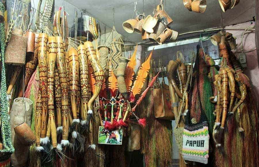 Kerajinan Khas Papua, 1. Kue Lontar, 2. Kopi Senang, 3. Buah Merah, 4. Keripik Keladi, 5. Abon Gulung, 6. Sarang Semut, 7. Martabak Sagu, 8. Sagu Lempeng, 9. Kerajinan Khas Papua, 10. Batik Papua