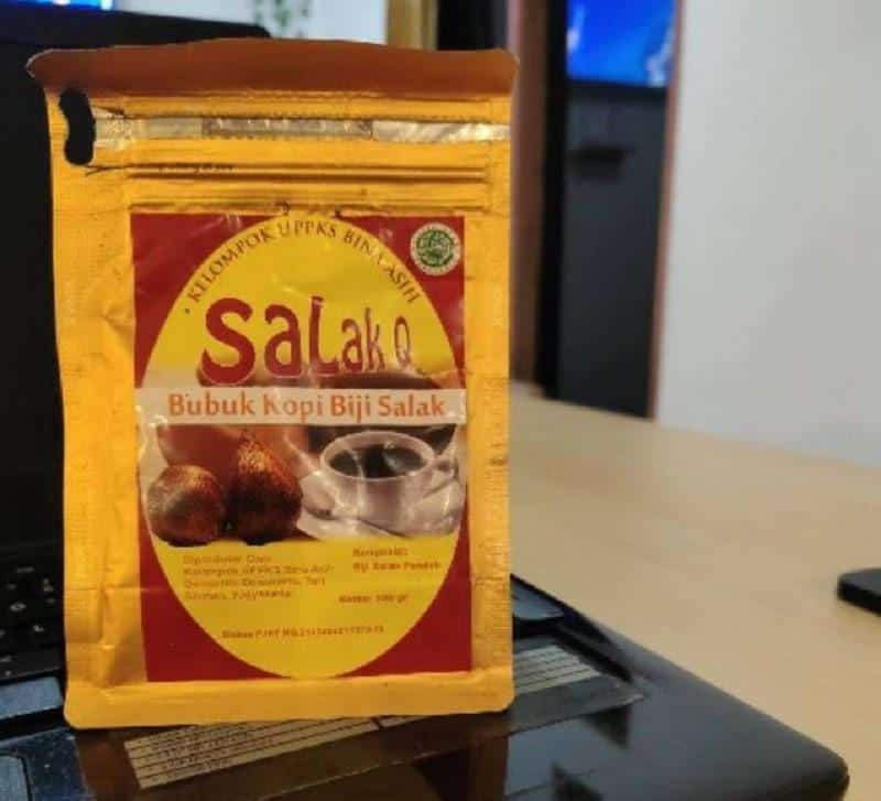 Kopi Biji Salak, 2. Keripik Kentang, 3. Kopi Biji Salak, 4. Kerupuk Salak, 5. Sirup Salak, 6. Jenang Salak, 7. Carica, 9. Purwaceng, 10. Poci