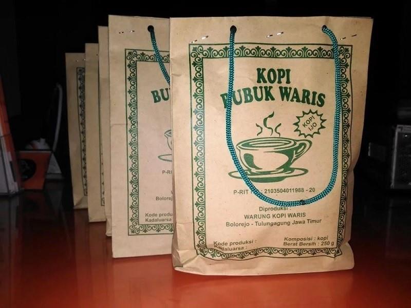 Kopi Ijo, 1. Enting-Enting kacang, 2. Jenang Syabun, 3. Ledre Pisang, 4. Kerupuk Rambak, 5. Kue Sagon, 6. Kopi Ijo, 7. Brondong Ketan, 8. Kerupuk Kletek, 9. Gethuk Pisang, 10. Manco