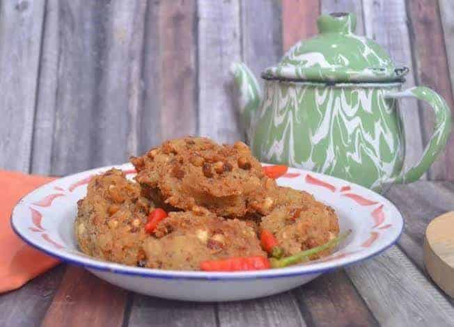 Lentho Goreng, 1. Nasi Tiwul, 2. Geti Wijen, 3. Wader Goreng, 4. Lentho Goreng, 5. Intip, 6. Sambal Cabuk, 7. Emping Melinjo , 8. Kacang Mede