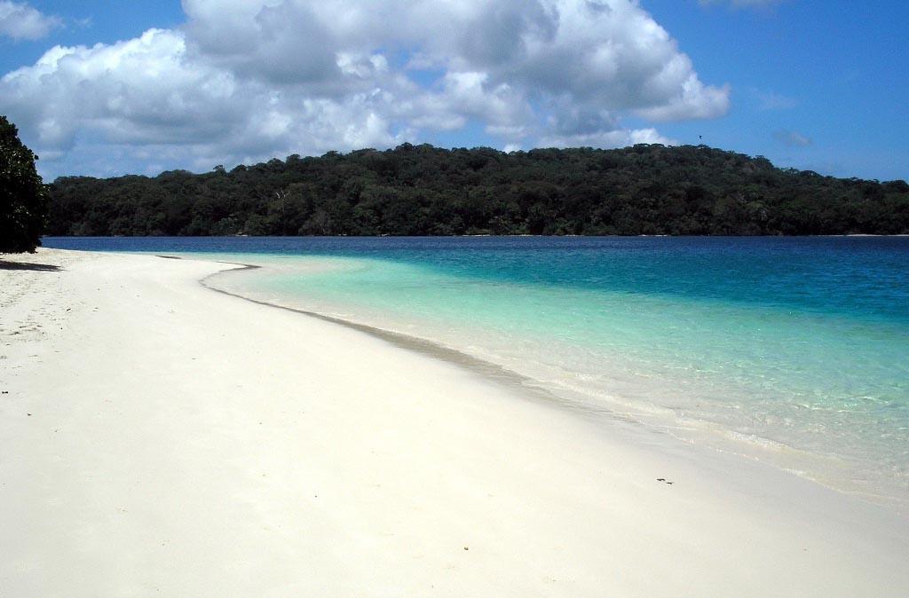 Pulau Peucang, 1. Pantai Tanjung Lesung, 2. Sungai Cigenter, 3. Pulau Peucang, 4. Pulau Handeuleum, 5. Pulau Tinjil, 6. Pulau Umang, 7. Taman Hutan Raya Banten, 8. Curug Cinoyong, 9. Gunung Honje, 10. Taman Nasional Ujung Kulon