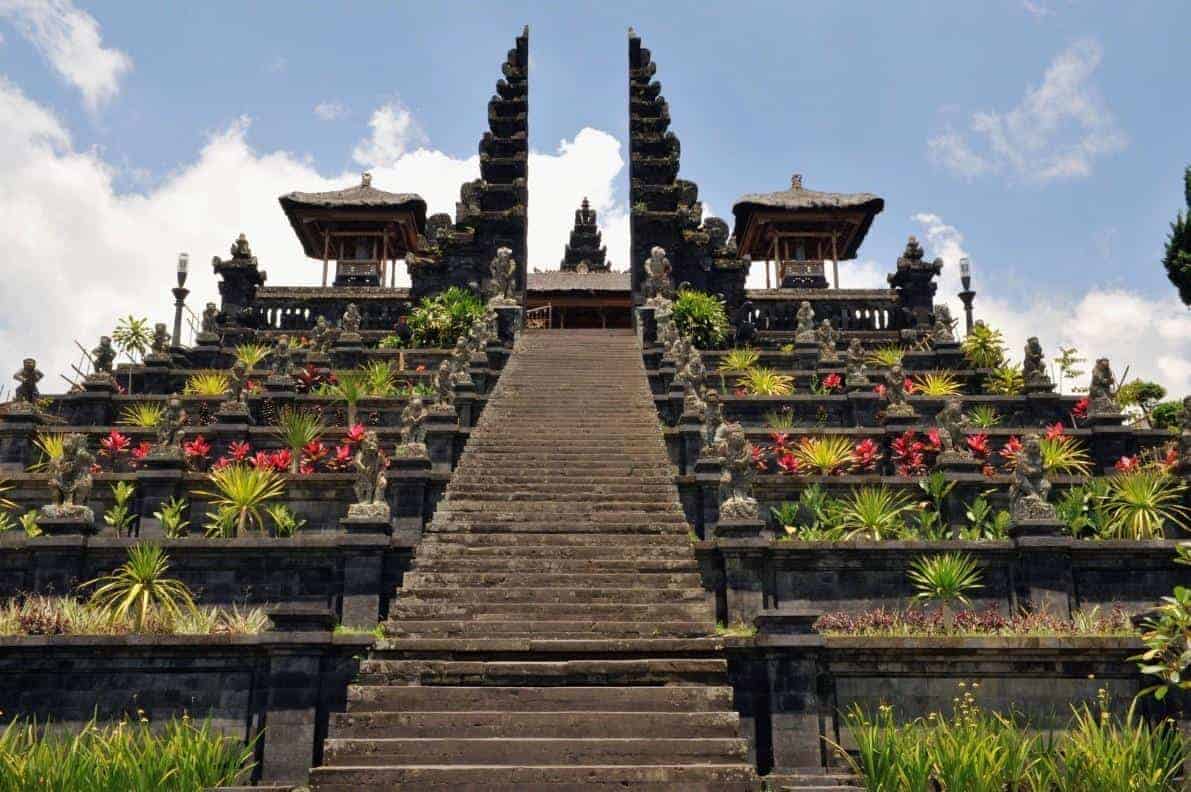 Pura Agung Besakih, 1. Prasasti Panglapuan, 2. Pura Puncak Penulisan, 3. Candi di Gunung Kawi, 4. Candi Wasan, 5. Pura Agung Besakih, 6. Candi Penegil Dharma, 7. Prasasti Blanjong, 8. Candi Mangenin, 9. Candi Tirta Empul, 10. Prasasti Anak Wungsu