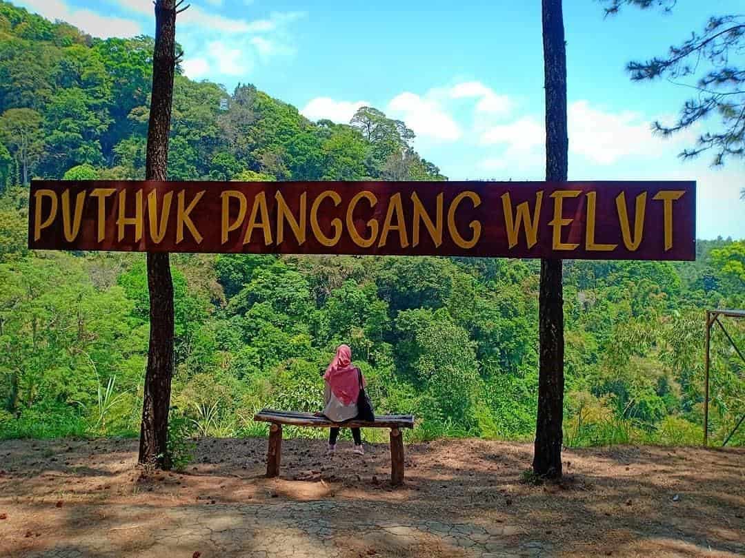 Puthuk Panggang Welut, 1. Pacet Mini Park, 2. Claket Adventure Park, 3. Wisata Air Panas Padusan Pacet, 4. Coban Canggu, 5. Panorama Petung Sewu, 6. Ubalan Water Park, 7. Taman Kelinci Padusan, 8. Air Terjun Watu Lumpang, 9. Puthuk Panggang Welut, 10. Bukit Gajah Mungkur