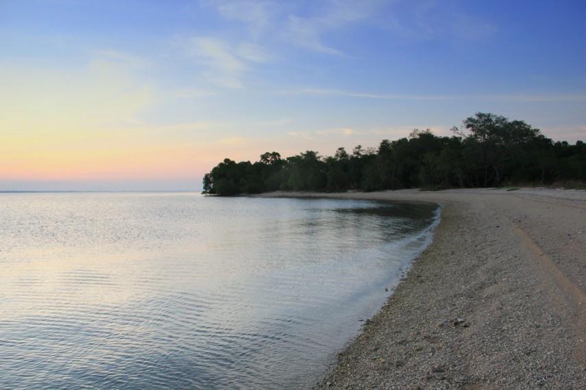 Pantai Bilik, 1. Pantai Balanan, 2. Pantai Pasir Putih, 3. Pantai Tampora, 4. Pantai Bilik, 5. Pantai Bama, 6. Pantai Lempuyang, 7. Pantai Tangsi, 8. Pantai Pathek, 9. Pantai Banongan, 10. Pantai Bletok