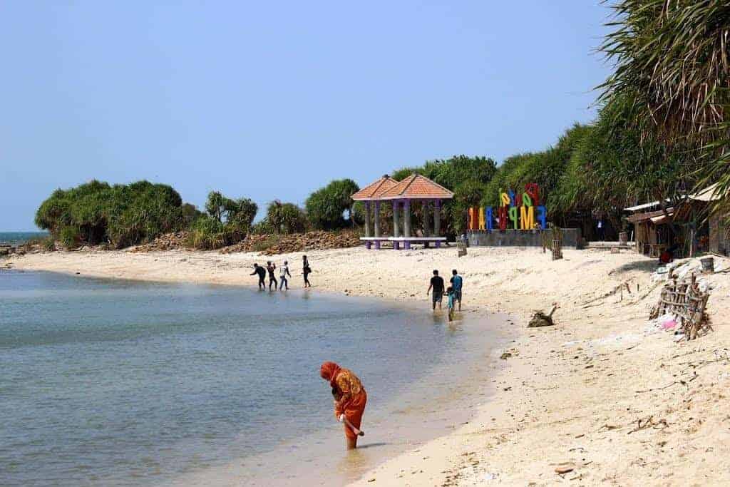 Pantai Empu Rancak, 1. Pantai Marina, 2. Pantai Jodo, 3. Pantai Ngebum, 4. Pantai Baruna, 5. Pantai Empu Rancak, 6. Pantai Morosari Sayung, 7. Pantai Cahaya Kendal, 8. Pantai Tirang, 9. Pantai Maron, 10. Pantai Cipta