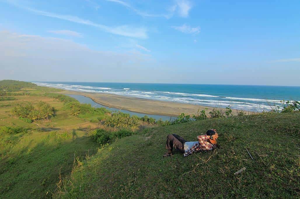 Pantai Lugina, 1. Pantai Apra Sindangbarang, 2. Pantai Sarongge, 3. Pantai Karang Potong, 4. Pantai Sereg, 5. Pantai Cipanglay, 6. Pantai Lugina, 7. Pantai Batu Kukumbung, 8. Muara Cisela, 9. Pantai Jayanti