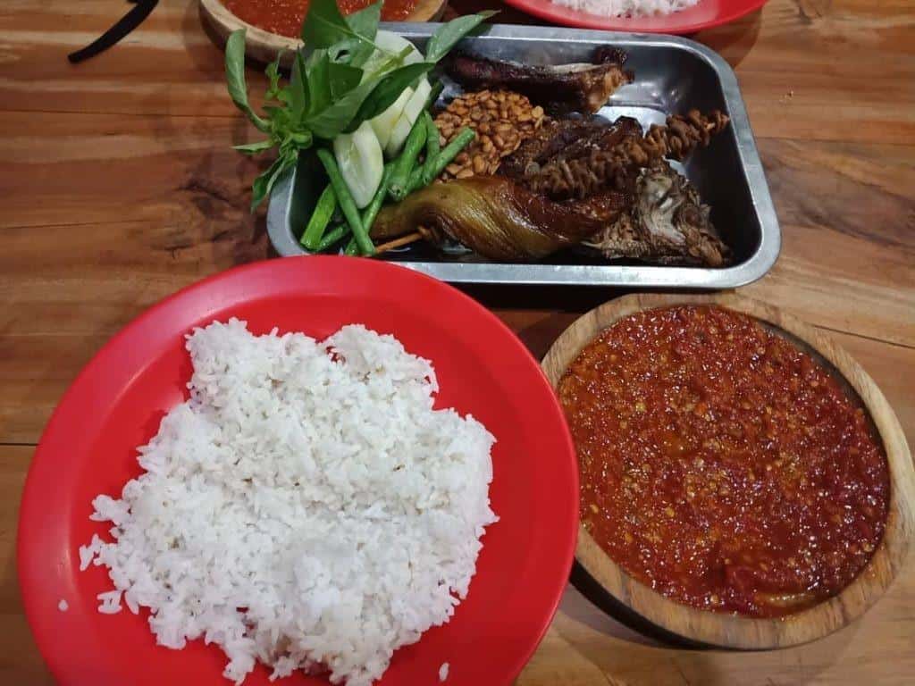 Penyetan Bang Ali, 1. Lontong Balap Pak Gendut, 2. Bubur Ayam Spensix, 3. Nasi Kuning Avon, 4. Pecel Bu Kus, 5. Sego Meduro Suramadu Bu Ana, 6. Depot Nasi Campur Pojok Tambak Bayan, 7. Nasi Babat Madura Gosyen, 8. Soto Lamongan Cak Har, 9. Rawon Pak Pangat, 10. Penyetan Bang Ali