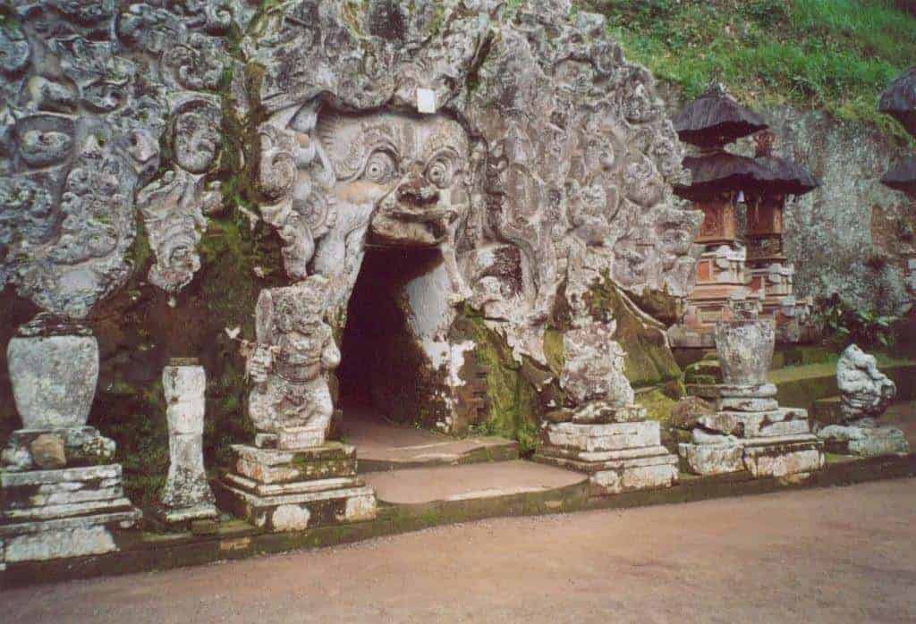 Prasasti Anak Wungsu, 1. Prasasti Panglapuan, 2. Pura Puncak Penulisan, 3. Candi di Gunung Kawi, 4. Candi Wasan, 5. Pura Agung Besakih, 6. Candi Penegil Dharma, 7. Prasasti Blanjong, 8. Candi Mangenin, 9. Candi Tirta Empul, 10. Prasasti Anak Wungsu