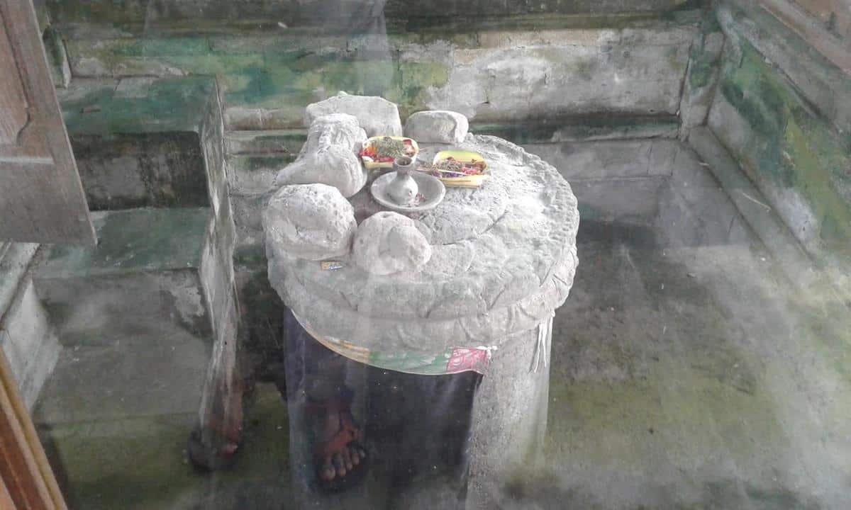 Prasasti Blanjong, 1. Prasasti Panglapuan, 2. Pura Puncak Penulisan, 3. Candi di Gunung Kawi, 4. Candi Wasan, 5. Pura Agung Besakih, 6. Candi Penegil Dharma, 7. Prasasti Blanjong, 8. Candi Mangenin, 9. Candi Tirta Empul, 10. Prasasti Anak Wungsu