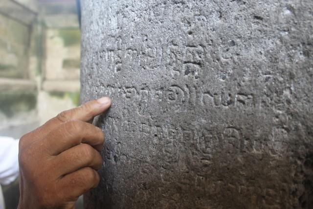 Prasasti Panglapuan, 1. Prasasti Panglapuan, 2. Pura Puncak Penulisan, 3. Candi di Gunung Kawi, 4. Candi Wasan, 5. Pura Agung Besakih, 6. Candi Penegil Dharma, 7. Prasasti Blanjong, 8. Candi Mangenin, 9. Candi Tirta Empul, 10. Prasasti Anak Wungsu