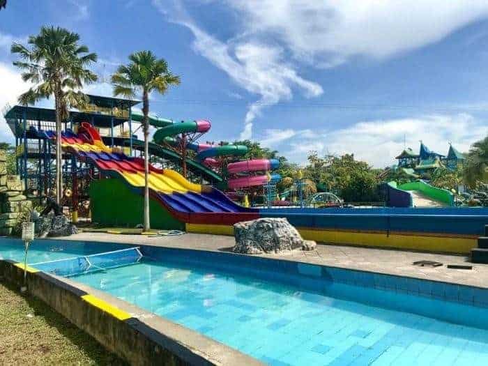 Riau Fantasi, Labersa Water Park &amp; Theme Park, 1. Waterpark Boombara, 2. Riau Fantasi, Labersa Water Park &amp; Theme Park, 3. Suaka Margasatwa Rimbang Baling, 4. Kebun Binatang Kasang Kulim, 5. Air Terjun Batu Dinding, 6. Ulu Kasok, 7. Bukit Suligi, 8. Kompleks Candi Muara Takus, 9. Puncak Kompe, 10. Sungai Kapur