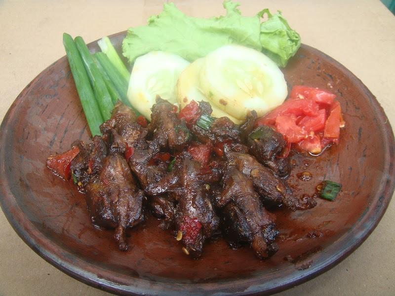 Sate Emprit, 1. Sate Bekicot, 2. Tahu Takwa, 3. Soto Kediri, 4. Nasi Goreng Arang, 5. Sate Emprit, 6. Pecel Tumpang, 7. Gethuk Pisang, 8. Stik Tahu, 9. Es Buto Ijo, 10. Kerupuk Upil