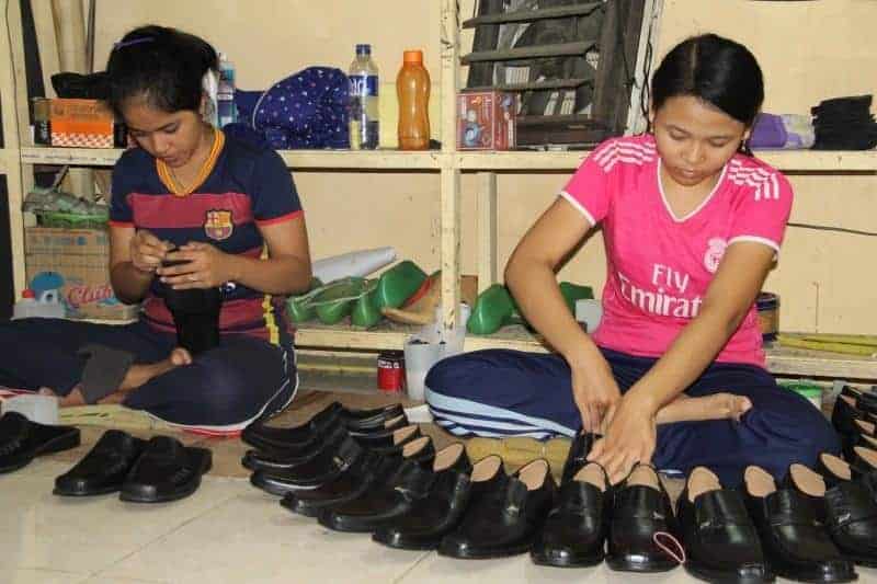 Sepatu Kulit, 1. Onde-Onde, 2. Kerupuk Rambak, 3. Kerupuk Memble, 4. Kerupuk Upil, 5. Sinom, 6. Keciput Wijen, 7. Botok Tempe, 8. Kerajinan Bambu, 9. Sepatu Kulit, 10. Kerajinan Pahat Batu