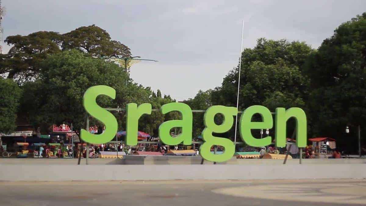 Sragen Central Park, 1. Kedung Grujug, 2. Pemandian Air panas Bayanan, 3. Desa Wisata Batik Kliwonan, 4. Ndayu Park, 5. Gemolong Edupark, 6. Elok Waterpark, 7. Air Terjun Jengglong, 8. Omah Londo Gondang, 9. Taman Bunga Ganesha Sukowati, 10. Sragen Central Park