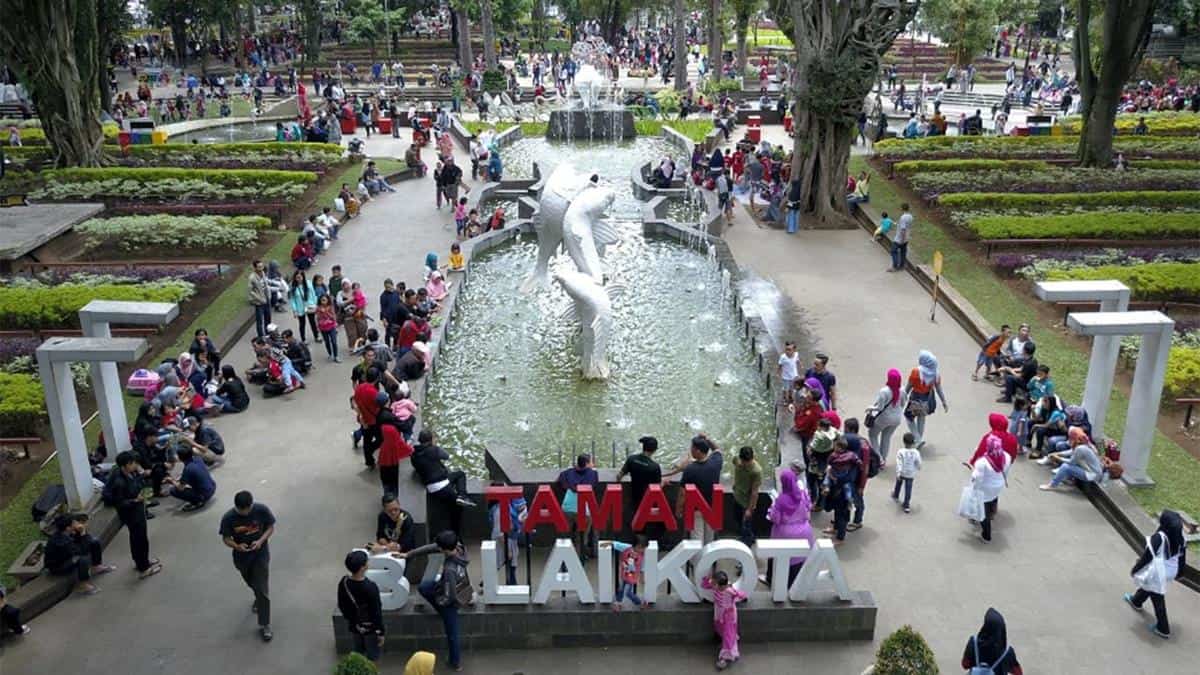 Taman Balai Kota, 1. Gedung Indonesia Menggugat, 2. Taman Balai Kota, 3. Taman Vanda, 4. Taman Sejarah Bandung, 5. Bandung Indah Plaza (BIP), 6. Taman Lalu Lintas Ade Irma Suryani Nasution, 7. Jalan Braga, 8. Museum Konferensi Asia Afrika, 9. Plaza Cikapundung River Spot, 10. Alun-Alun Bandung