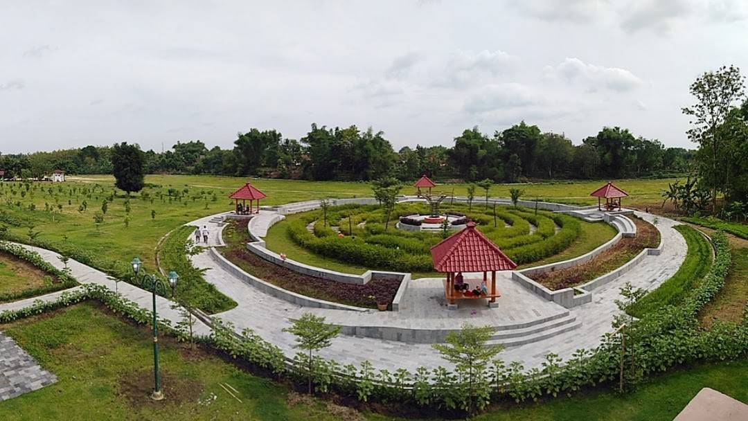 Taman Candi Ngawi, 1. Taman Wisata Tirtonirmolo Waterpark, 2. Bukit Kerek Indah Ngawi, 3. Omah Watu, 4. Taman Candi Ngawi, 5. Ngawi Agro Techo Park, 6. Benteng Van Den Bosch, 7. Air Terjun Srambang, 8. Museum Trinil Ngawi, 9. Wisata Watu Jonggol, 10. Monumen Soerjo
