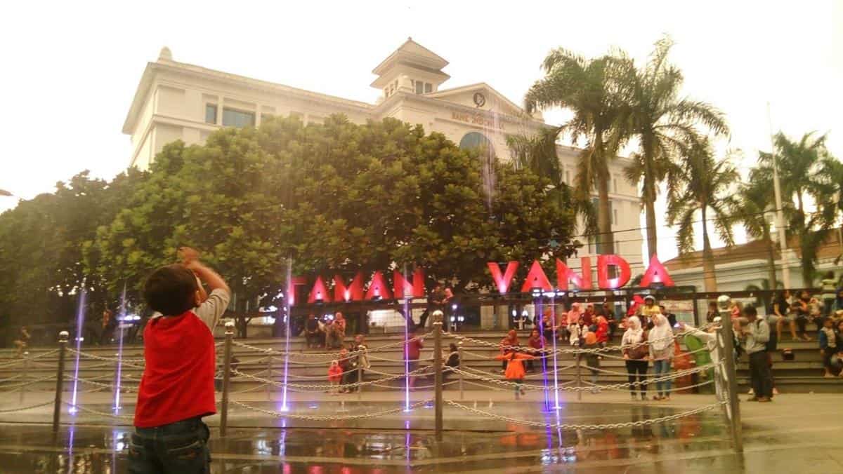 Taman Vanda, 1. Gedung Indonesia Menggugat, 2. Taman Balai Kota, 3. Taman Vanda, 4. Taman Sejarah Bandung, 5. Bandung Indah Plaza (BIP), 6. Taman Lalu Lintas Ade Irma Suryani Nasution, 7. Jalan Braga, 8. Museum Konferensi Asia Afrika, 9. Plaza Cikapundung River Spot, 10. Alun-Alun Bandung