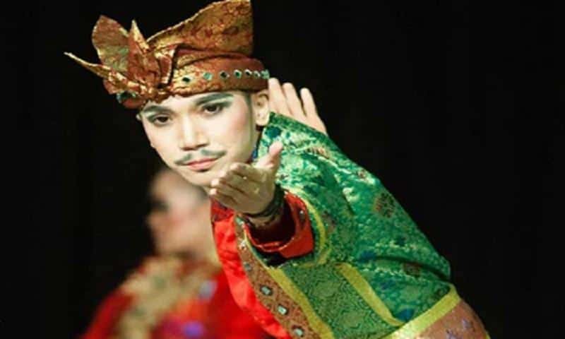 Tari Chiat Ngiat Pan, 1. Tari Beripat Beregong, 2. Tari Campak, 3. Tari Sapen, 4. Tari Men Sahang Lah Mirah, 5. Tari Sekapur Sirih, 6. Tari Chiat Ngiat Pan, 7. Tari Pendulang Timah, 8. Tari Kedidi Bangka, 9. Tari Serimbang, 10. Tari Gi Ke Aik
