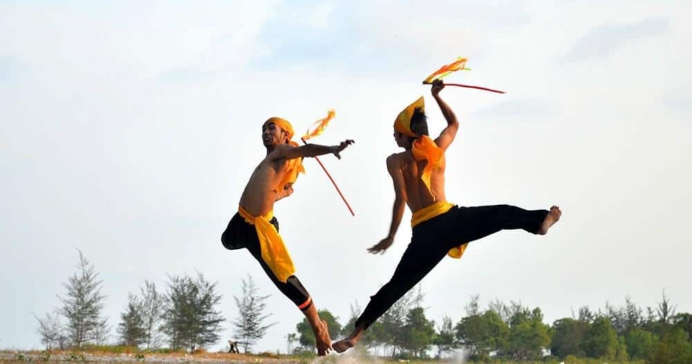 Tari Beripat Beregong, 1. Tari Beripat Beregong, 2. Tari Campak, 3. Tari Sapen, 4. Tari Men Sahang Lah Mirah, 5. Tari Sekapur Sirih, 6. Tari Chiat Ngiat Pan, 7. Tari Pendulang Timah, 8. Tari Kedidi Bangka, 9. Tari Serimbang, 10. Tari Gi Ke Aik