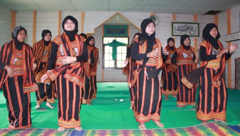 Tari Bines, 1. Tari Saman, 2. Tari Seudati, 3. Tari Ratoh Duek , 4. Tari Tarek Pukat, 5. Tari Laweut, 6. Tari Rateb Meuseukat, 7. Tari Likok Pulo, 8. Tari Rapai Geleng, 9. Tari Didong, 10. Tari Bines