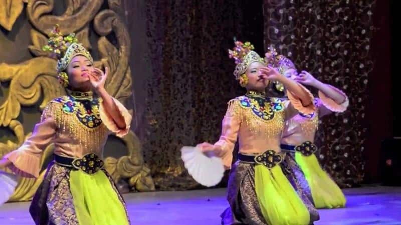Tari Gamelan, 1. Tari Zapin Matahari, 2. Tarian Tandak Sedati, 3. Tarian Persembahan atau Tarian Makan Sirih, 4. Tari Melemang, 5. Tarian Rentak Bulian, 6. Tari Zapin, 7. Tari Gamelan, 8. Tari Suku Melaut Teluk Meranti, 9. Tari Dramatari Mak Yong, 10. Tari Manggar