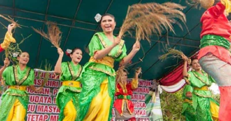 Tari Gi Ke Aik, 1. Tari Beripat Beregong, 2. Tari Campak, 3. Tari Sapen, 4. Tari Men Sahang Lah Mirah, 5. Tari Sekapur Sirih, 6. Tari Chiat Ngiat Pan, 7. Tari Pendulang Timah, 8. Tari Kedidi Bangka, 9. Tari Serimbang, 10. Tari Gi Ke Aik