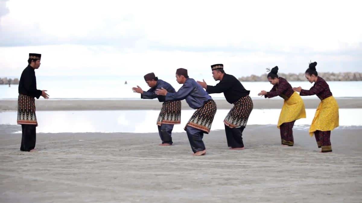 Tari Kedidi Bangka, 1. Tari Beripat Beregong, 2. Tari Campak, 3. Tari Sapen, 4. Tari Men Sahang Lah Mirah, 5. Tari Sekapur Sirih, 6. Tari Chiat Ngiat Pan, 7. Tari Pendulang Timah, 8. Tari Kedidi Bangka, 9. Tari Serimbang, 10. Tari Gi Ke Aik