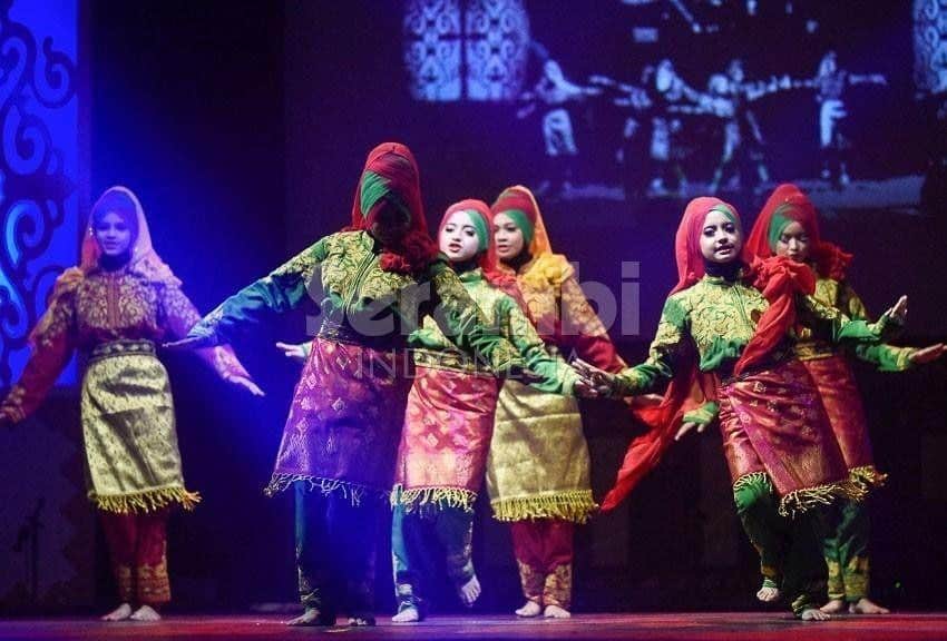 Tari Laweut, 1. Tari Saman, 2. Tari Seudati, 3. Tari Ratoh Duek , 4. Tari Tarek Pukat, 5. Tari Laweut, 6. Tari Rateb Meuseukat, 7. Tari Likok Pulo, 8. Tari Rapai Geleng, 9. Tari Didong, 10. Tari Bines