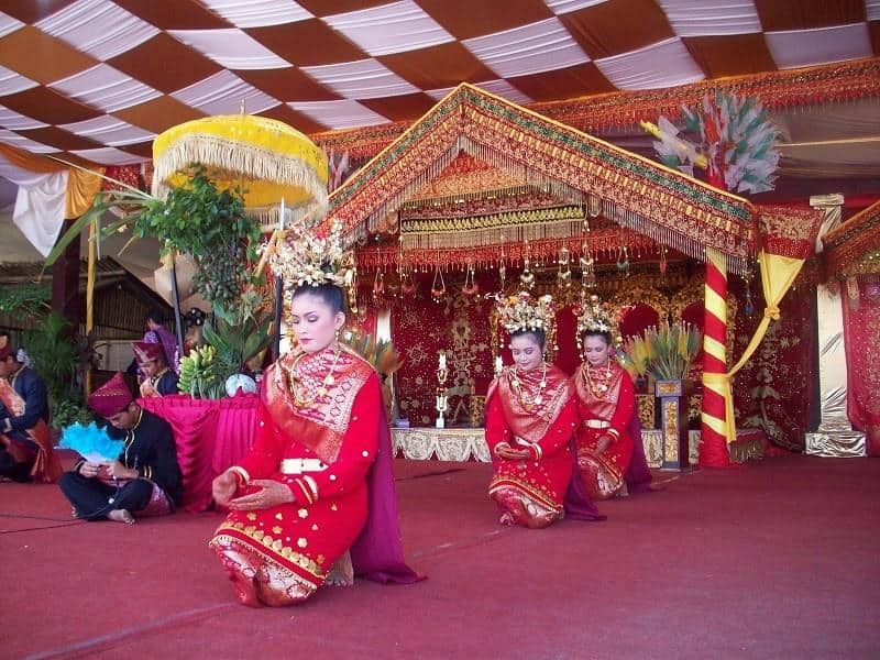 Tari Lanan Belek, 1. Tari Sekapur Sirih, 2. Tari Tabot, 3. Tari Andun, 4. Tari Kejai, 5. Tari Bubu, 6. Tari Napa, 7. Tari Ganau, 8. Tari Sendratari Putri Gading Cempaka, 9. Tari Lanan Belek, 10. Tari Bidadari Teminang Anak
