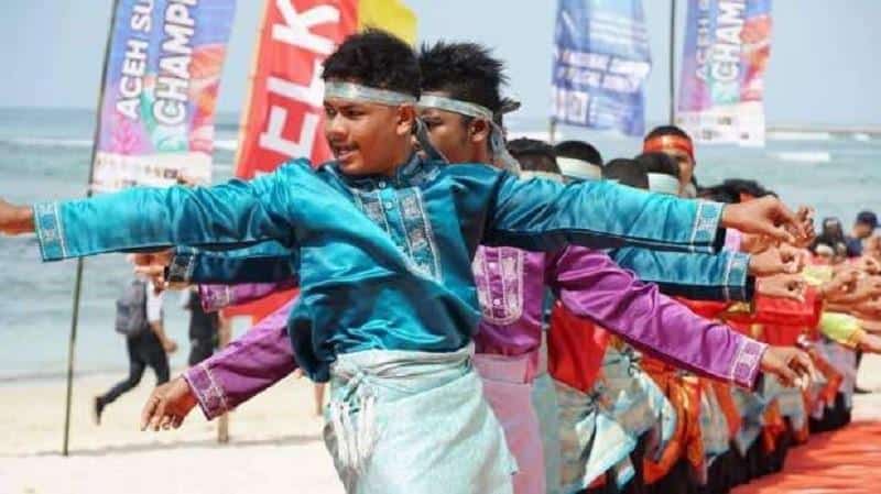 Tari Likok Pulo, 1. Tari Saman, 2. Tari Seudati, 3. Tari Ratoh Duek , 4. Tari Tarek Pukat, 5. Tari Laweut, 6. Tari Rateb Meuseukat, 7. Tari Likok Pulo, 8. Tari Rapai Geleng, 9. Tari Didong, 10. Tari Bines