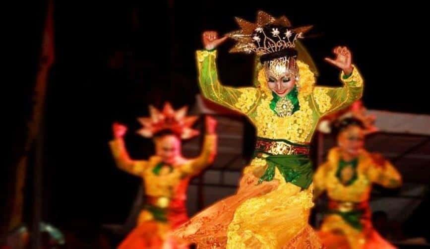 Tari Manggar, 1. Tari Zapin Matahari, 2. Tarian Tandak Sedati, 3. Tarian Persembahan atau Tarian Makan Sirih, 4. Tari Melemang, 5. Tarian Rentak Bulian, 6. Tari Zapin, 7. Tari Gamelan, 8. Tari Suku Melaut Teluk Meranti, 9. Tari Dramatari Mak Yong, 10. Tari Manggar