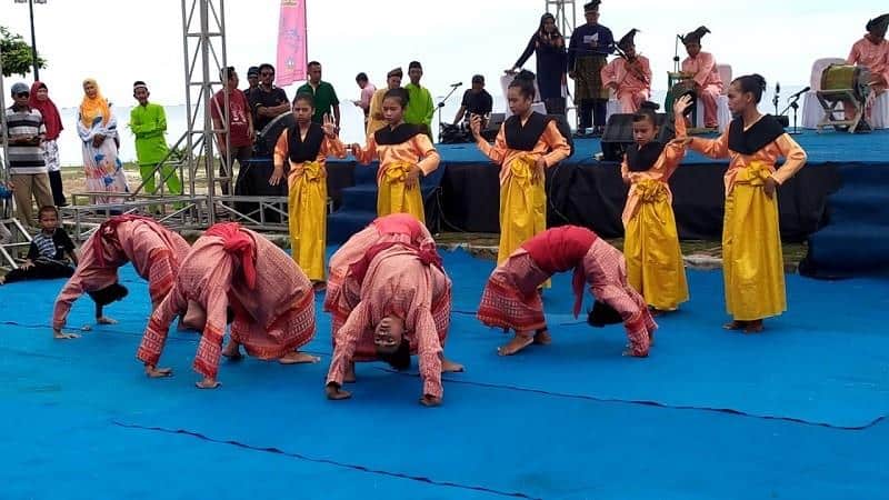 Tari Melemang, 1. Tari Zapin Matahari, 2. Tarian Tandak Sedati, 3. Tarian Persembahan atau Tarian Makan Sirih, 4. Tari Melemang, 5. Tarian Rentak Bulian, 6. Tari Zapin, 7. Tari Gamelan, 8. Tari Suku Melaut Teluk Meranti, 9. Tari Dramatari Mak Yong, 10. Tari Manggar