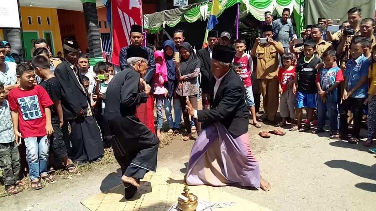 Tari Napa, 1. Tari Sekapur Sirih, 2. Tari Tabot, 3. Tari Andun, 4. Tari Kejai, 5. Tari Bubu, 6. Tari Napa, 7. Tari Ganau, 8. Tari Sendratari Putri Gading Cempaka, 9. Tari Lanan Belek, 10. Tari Bidadari Teminang Anak