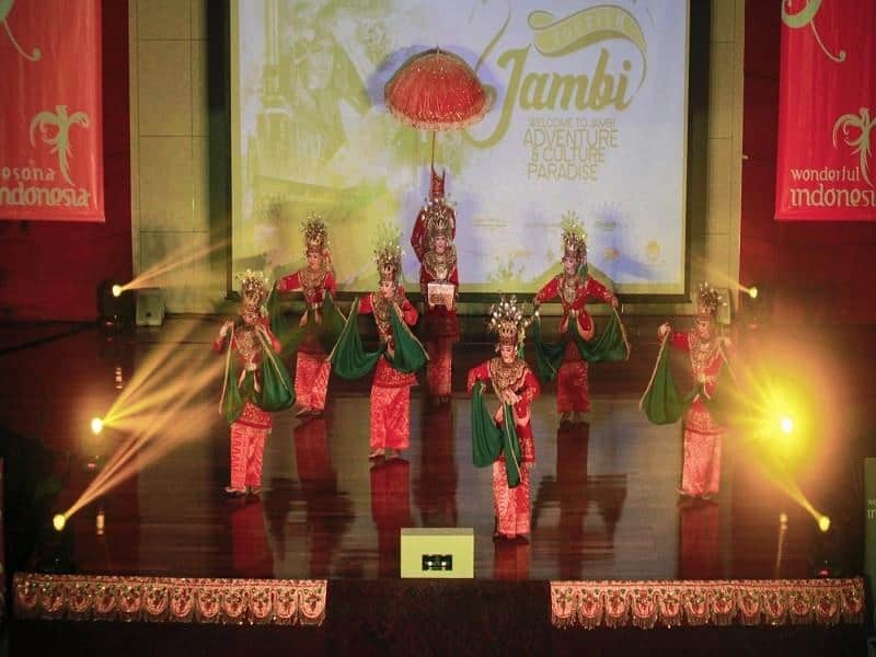 Tari Sekapur Sirih, 1. Tari Inai, 2. Tari Sekapur Sirih, 3. Tari Selampit Delapan, 4. Tari Tauh, 5. Tari Rentak Besapih, 6. Tari Kubu, 7. Tari Kisan, 8. Tari Rangguk, 9. Tari Liang Asak, 10. Tari Nitih Naik Mahligai