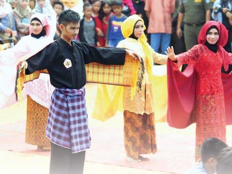 Tari Serimbang, 1. Tari Beripat Beregong, 2. Tari Campak, 3. Tari Sapen, 4. Tari Men Sahang Lah Mirah, 5. Tari Sekapur Sirih, 6. Tari Chiat Ngiat Pan, 7. Tari Pendulang Timah, 8. Tari Kedidi Bangka, 9. Tari Serimbang, 10. Tari Gi Ke Aik
