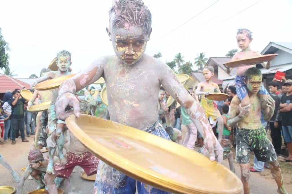 Tari Pendulang Timah, 1. Tari Beripat Beregong, 2. Tari Campak, 3. Tari Sapen, 4. Tari Men Sahang Lah Mirah, 5. Tari Sekapur Sirih, 6. Tari Chiat Ngiat Pan, 7. Tari Pendulang Timah, 8. Tari Kedidi Bangka, 9. Tari Serimbang, 10. Tari Gi Ke Aik