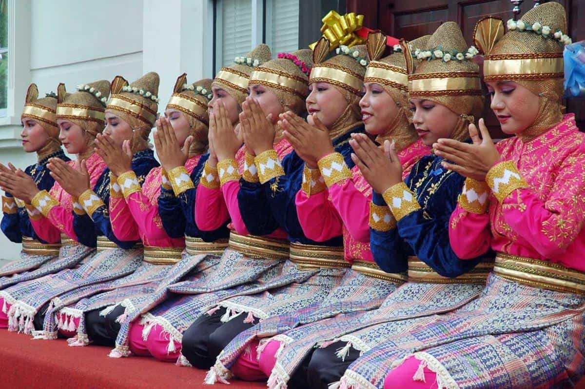 Tari Rateb Meuseukat, 1. Tari Saman, 2. Tari Seudati, 3. Tari Ratoh Duek , 4. Tari Tarek Pukat, 5. Tari Laweut, 6. Tari Rateb Meuseukat, 7. Tari Likok Pulo, 8. Tari Rapai Geleng, 9. Tari Didong, 10. Tari Bines