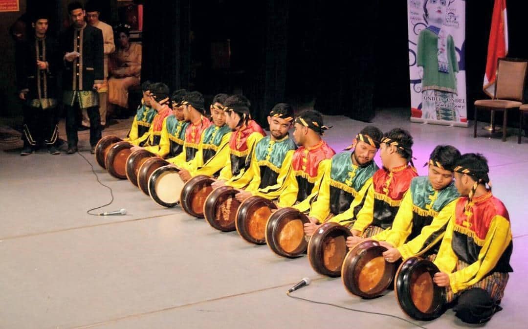 Tari Rapai Geleng, 1. Tari Saman, 2. Tari Seudati, 3. Tari Ratoh Duek , 4. Tari Tarek Pukat, 5. Tari Laweut, 6. Tari Rateb Meuseukat, 7. Tari Likok Pulo, 8. Tari Rapai Geleng, 9. Tari Didong, 10. Tari Bines