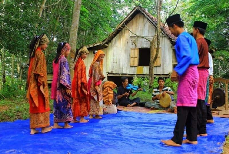 Tari Tauh, 1. Tari Inai, 2. Tari Sekapur Sirih, 3. Tari Selampit Delapan, 4. Tari Tauh, 5. Tari Rentak Besapih, 6. Tari Kubu, 7. Tari Kisan, 8. Tari Rangguk, 9. Tari Liang Asak, 10. Tari Nitih Naik Mahligai